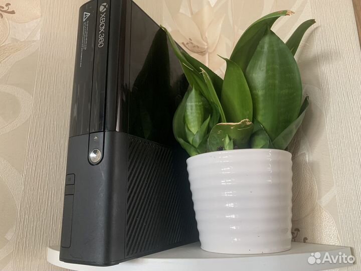 Xbox 360E (250GB, не freeboot, 10 игр)