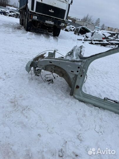 Передняя левая четверть Renault Logan 1