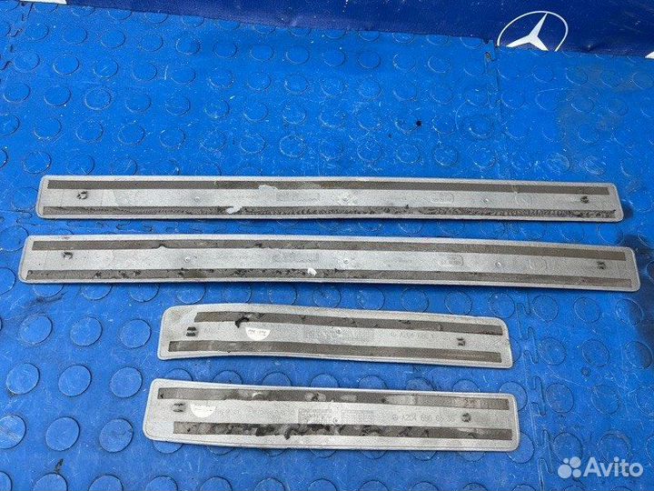 Накладка на порог задняя Mercedes C200 204 271.860