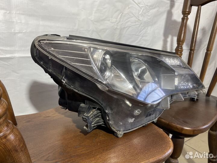 Фара правая Toyota Rav4 CA40 2012
