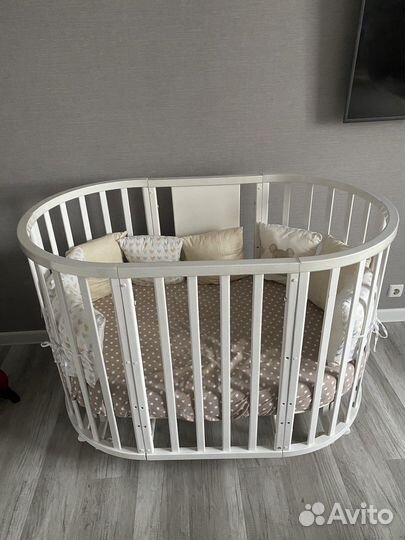 Детская кроватка с маятником