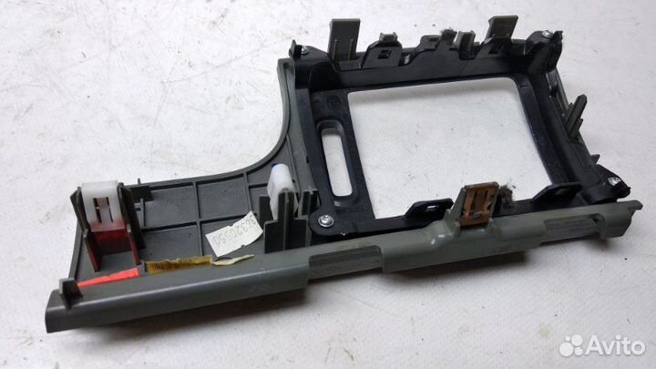 Накладка дефлектора передняя левая Nissan Armada