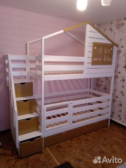 Двухъярусная кровать домик с комодом