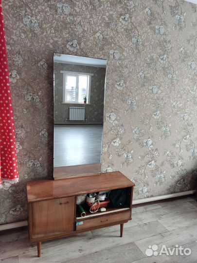 Трюмо с зеркалом