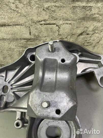 Кронштейн опоры двс левый Ауди А6 С6