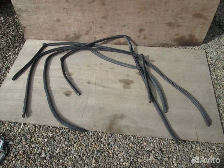 Уплотнитель дверного проёма Honda Stream RN1 D17A