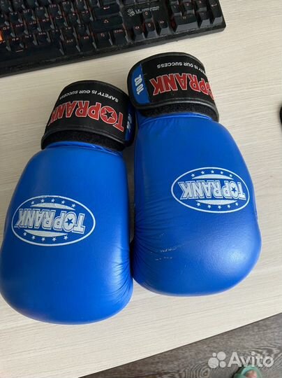 Боксерские перчатки и шлем