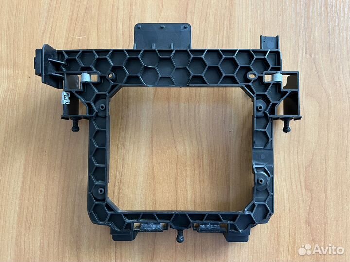 Кронштейн блока управления двигателем Mercedes C