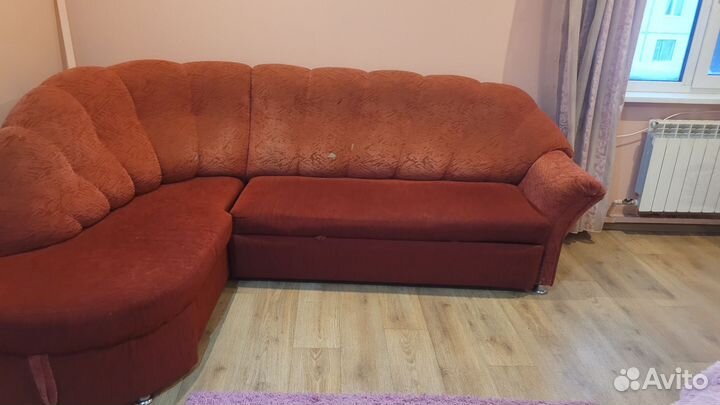 Продаю красный угловой диван бу