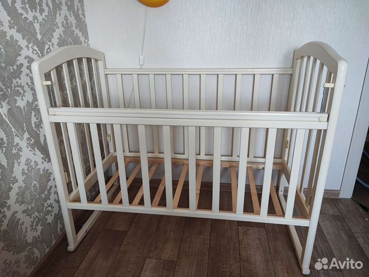 Детская кроватка с маятником
