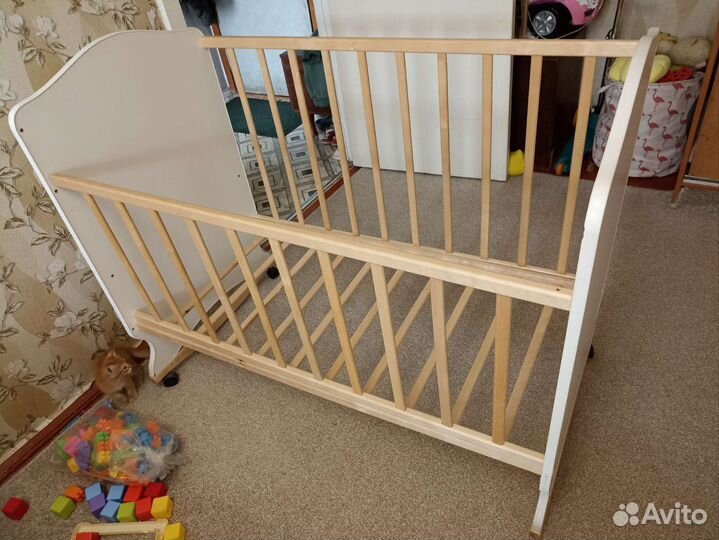 Детская кроватка-качалка на колёсиках