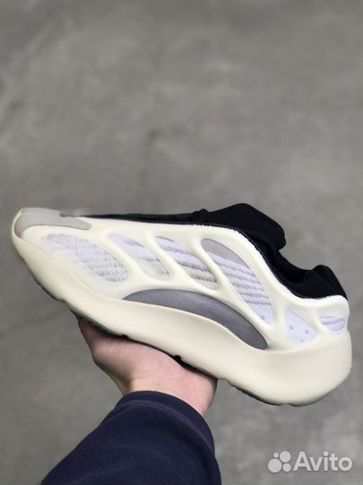 Adidas Yeezy 700