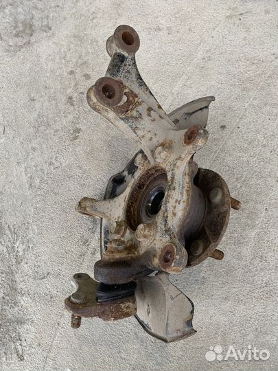 Поворотный кулак передний левый Toyota Rav 4 40