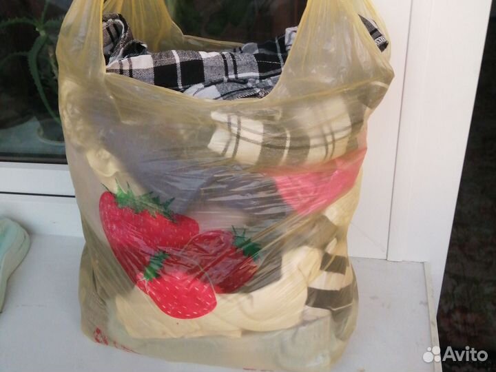 Пакет женских вещей и тапки