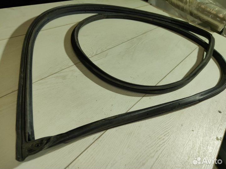 Уплотнитель двери передний правый Honda Civic Viii