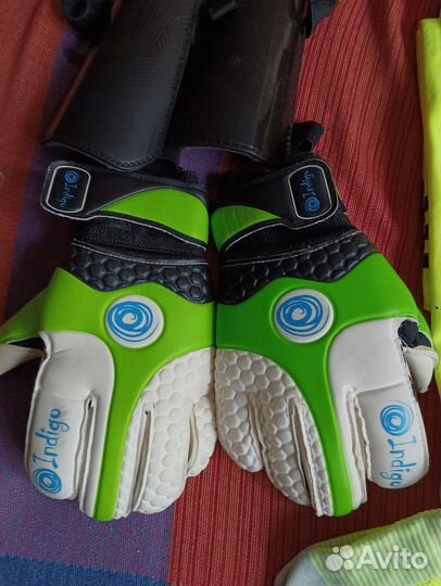 Перчатки вратарские indigo,гетры,щитки