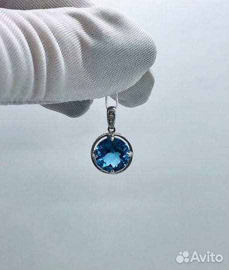 Золотая подвеска с камнем