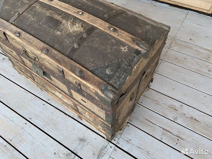 Сундук старинный