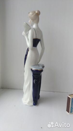 Фарфоровая статуэтка