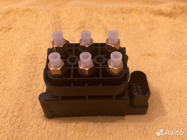 Блок клапанов пневмоподвески Ауди Q7 VW Porsche