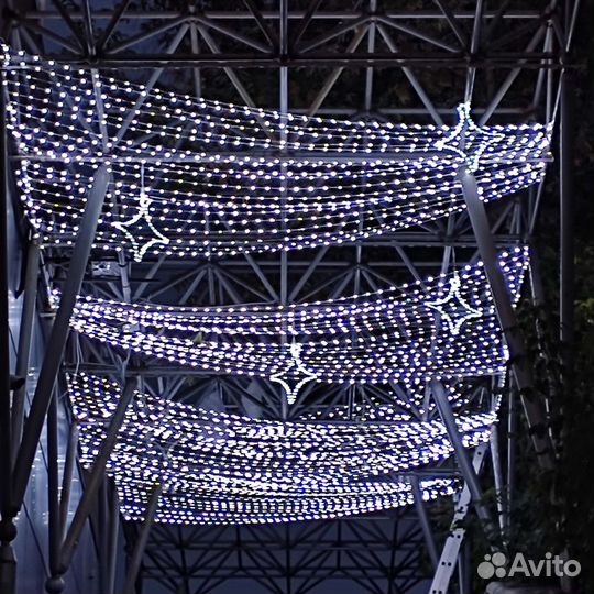 Новогоднее украшение домов гирляндой и неоном