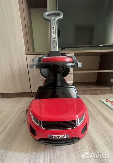 Машинка каталка с родительской ручкой