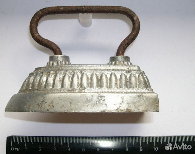 Старинный маленький утюг