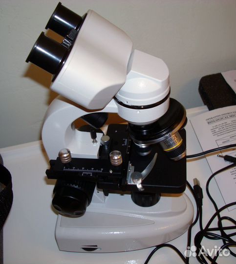 Микроскоп с широкоугольными 10X и 50X окулярами
