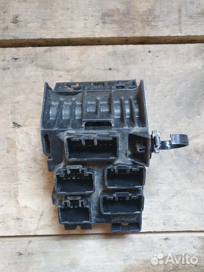 Блок предохранителей Toyota Avensis