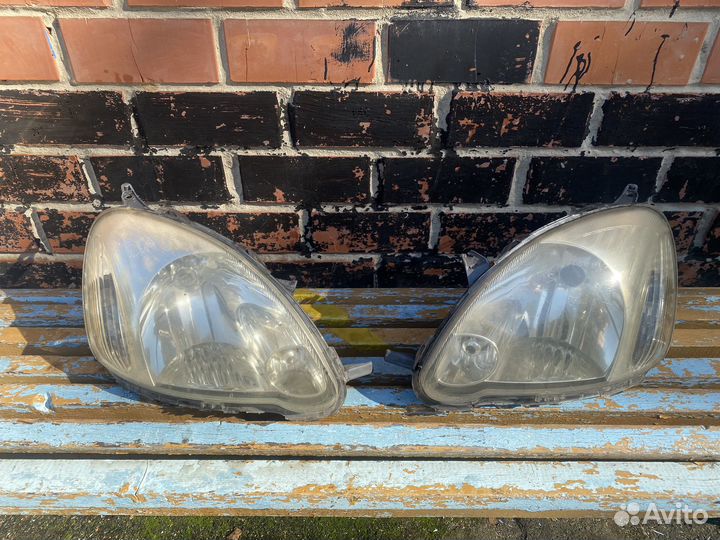 Фары на Toyota vitz