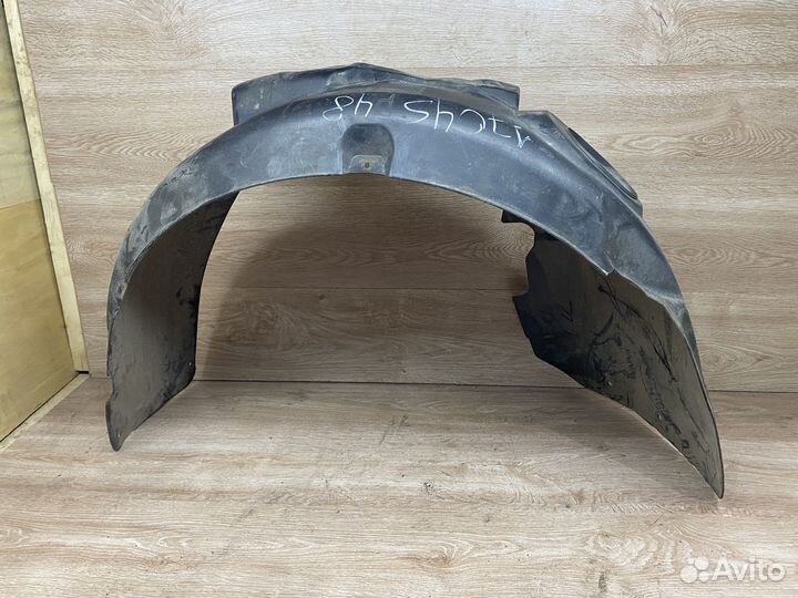 Подкрылок передний правый Skoda Superb 1 1704548