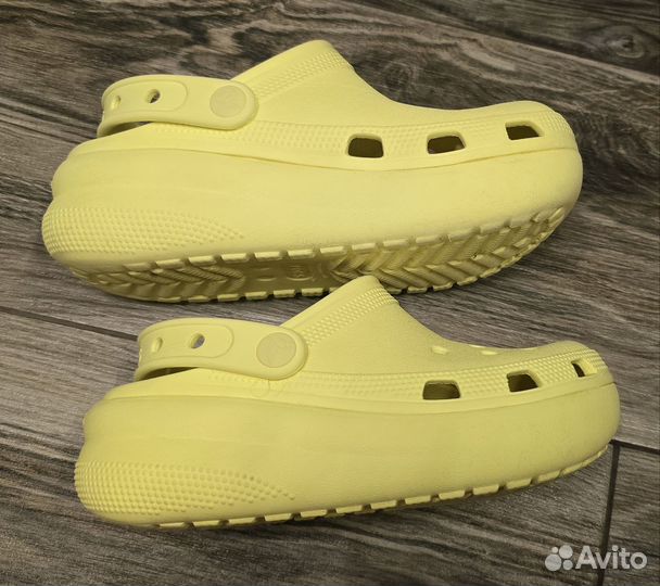 Crocs, J1