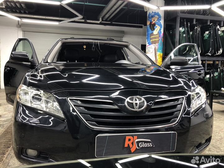 Лобовое стекло на Toyota Camry