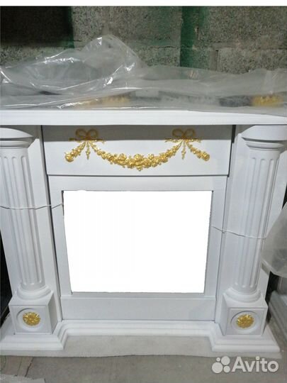 Декоративный камин из белого бетона