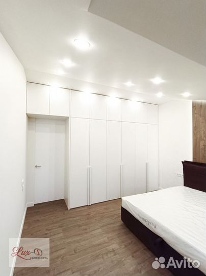 Шкаф белый, темный