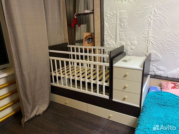 Детская кроватка с маятником