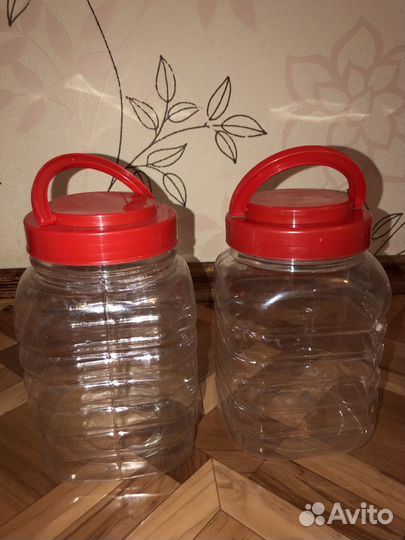 Пластиковые банки с крышкой