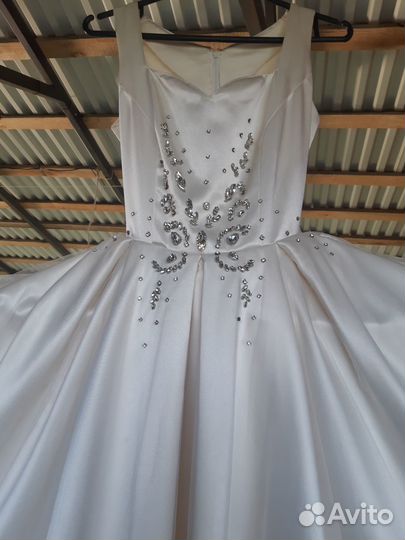 Продаю платье со шлейфом