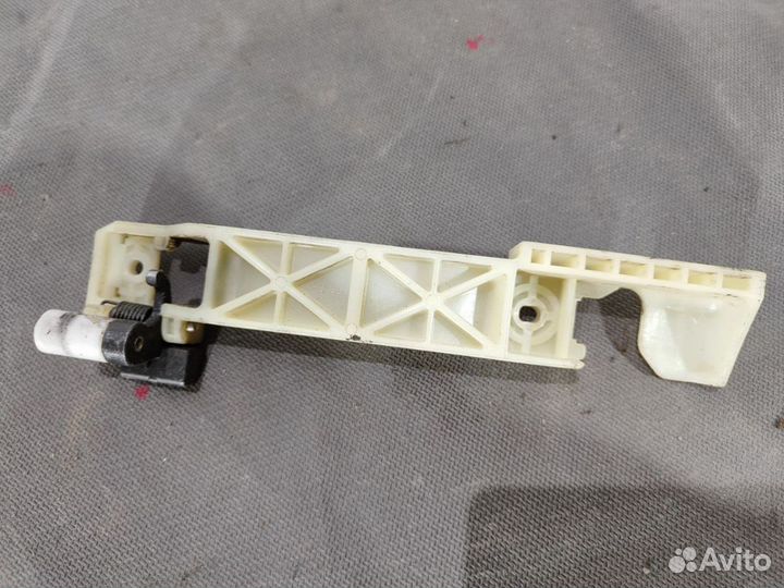 Кронштейн ручки задней правой Opirus 2007