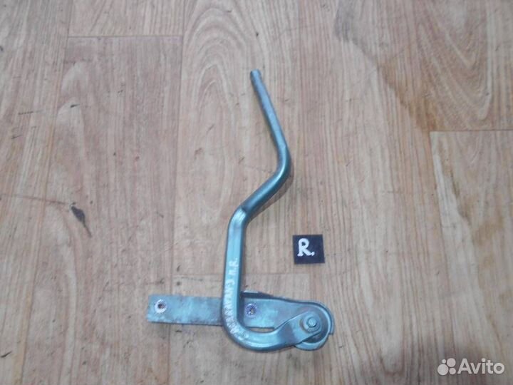 Петля капота правая Dodge Caravan 1996-2000