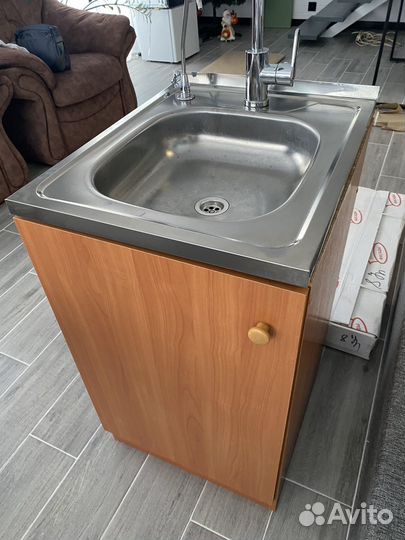 Мойкас тумбой