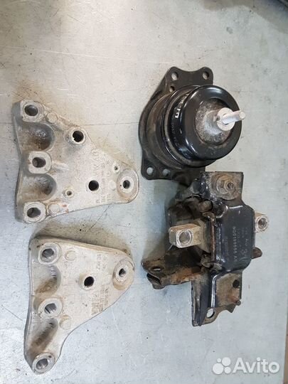 Кронштейн, опора VW Polo Sedan, Skoda Rapid