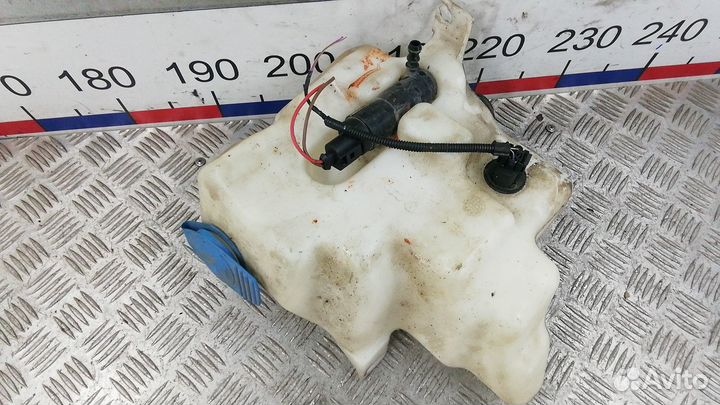 Бачок омывателя на Volkswagen Golf 4