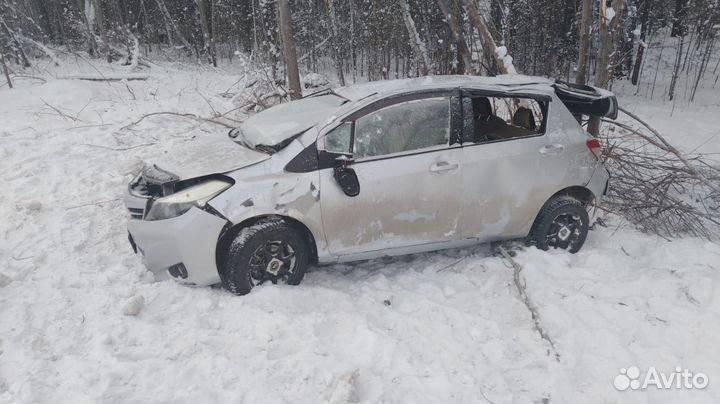 Toyota Vitz 1.3 CVT, 2011, битый, 35 000 км