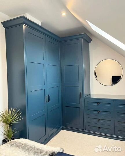 Яркий угловой шкаф