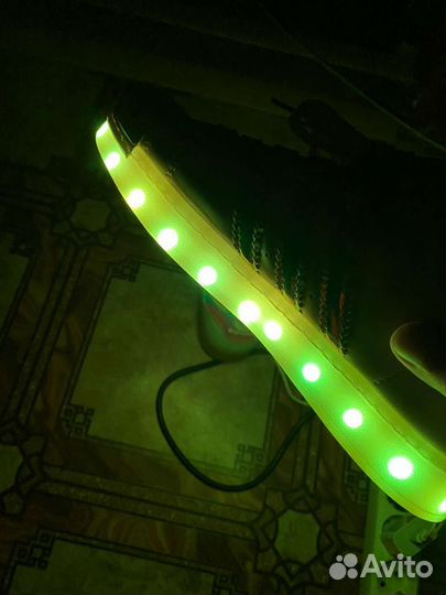 Кроссовки adidas унисекс с подсветкой подошвы