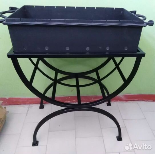 Мангал с кованными ручками и крышкой