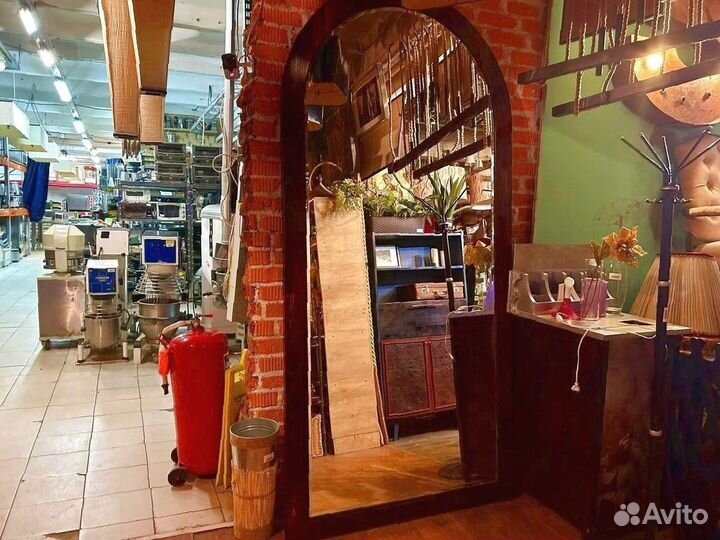 Большое зеркало в раме из массива