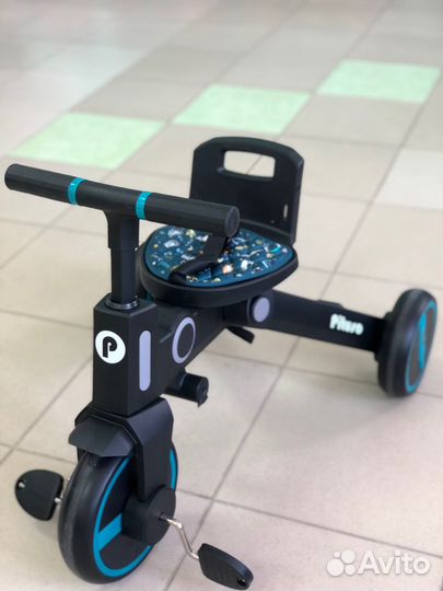 Трехколесный велосипед с ручкой Pituso