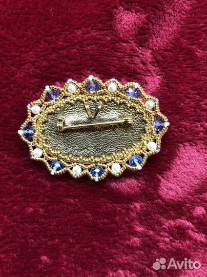 Брошь с натуральным камнем дьюмортьерит